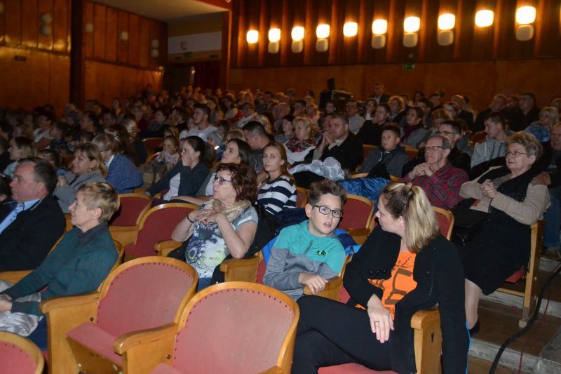 Sala widowiskowa kolneńskiego domu kultury wypełniona prawie do ostatniego miejsca. Owacje na stojąco dla artystów