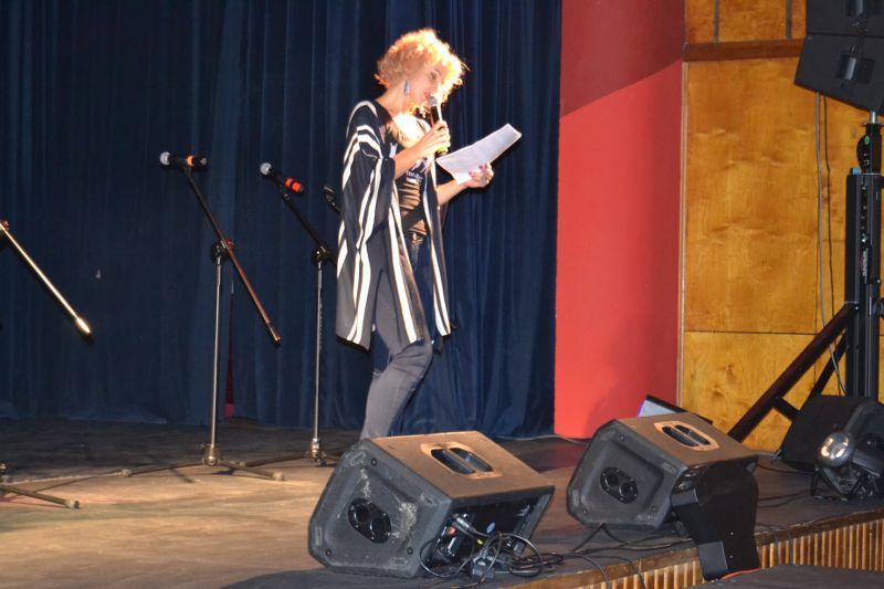 Sala widowiskowa kolneńskiego domu kultury wypełniona prawie do ostatniego miejsca. Owacje na stojąco dla artystów