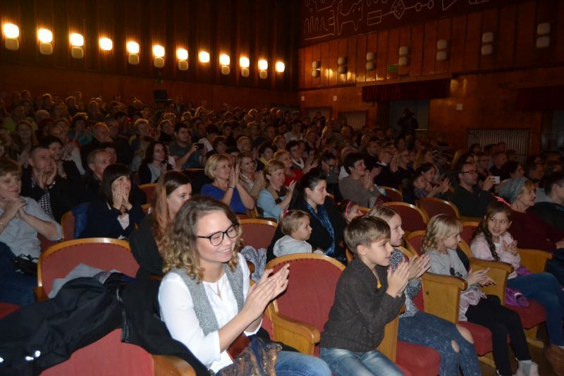 Sala widowiskowa kolneńskiego domu kultury wypełniona prawie do ostatniego miejsca. Owacje na stojąco dla artystów