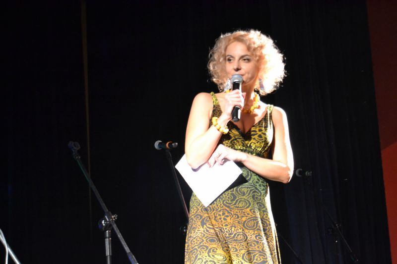 Sala widowiskowa kolneńskiego domu kultury wypełniona prawie do ostatniego miejsca. Owacje na stojąco dla artystów