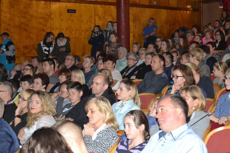 Sala widowiskowa kolneńskiego domu kultury wypełniona prawie do ostatniego miejsca. Owacje na stojąco dla artystów