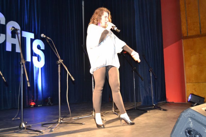 Sala widowiskowa kolneńskiego domu kultury wypełniona prawie do ostatniego miejsca. Owacje na stojąco dla artystów
