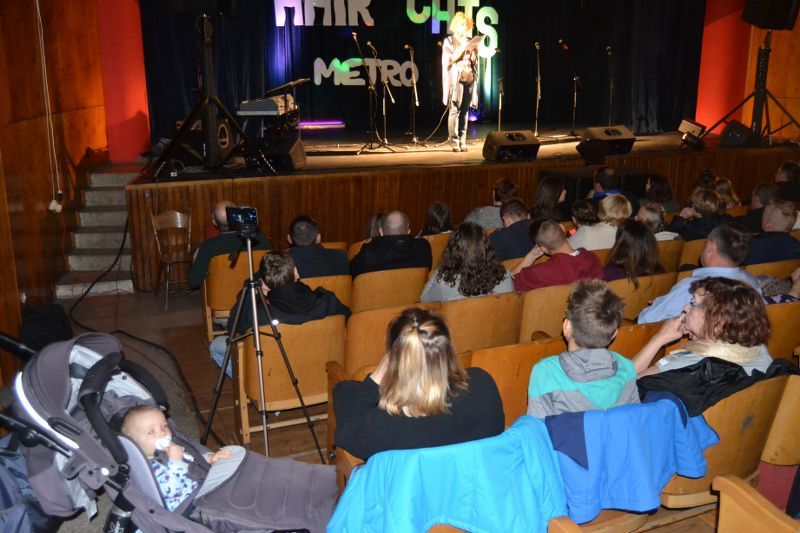 Sala widowiskowa kolneńskiego domu kultury wypełniona prawie do ostatniego miejsca. Owacje na stojąco dla artystów