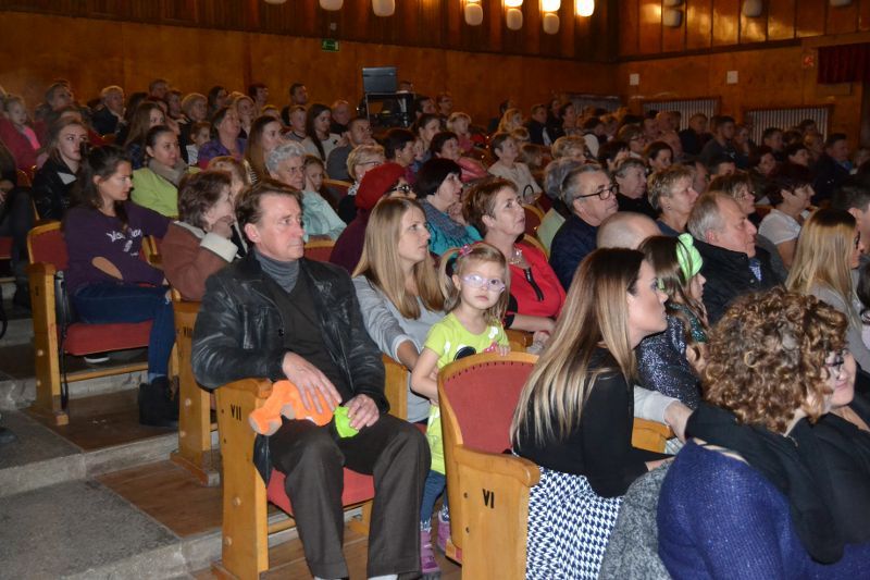 Sala widowiskowa kolneńskiego domu kultury wypełniona prawie do ostatniego miejsca. Owacje na stojąco dla artystów