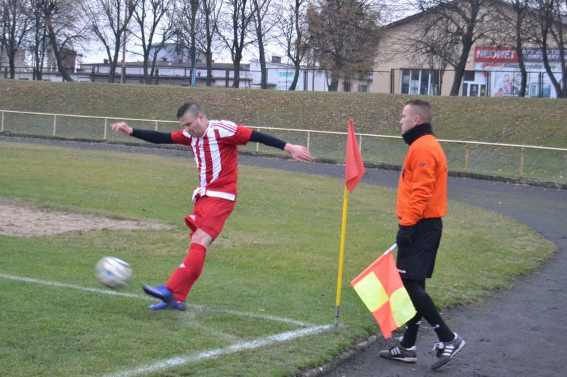 Orzeł nareszcie wygrywa. Adrian Gwiazda strzela piękną bramkę