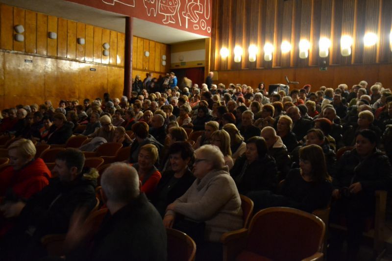 Kolneńskie dziewczyny z plusem na wsi. Tradycyjnie sala widowiskowa pękała w szwach