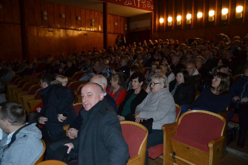 Kolneńskie dziewczyny z plusem na wsi. Tradycyjnie sala widowiskowa pękała w szwach