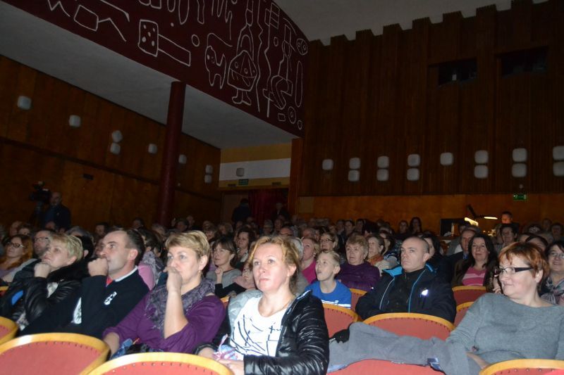 Kolneńskie dziewczyny z plusem na wsi. Tradycyjnie sala widowiskowa pękała w szwach