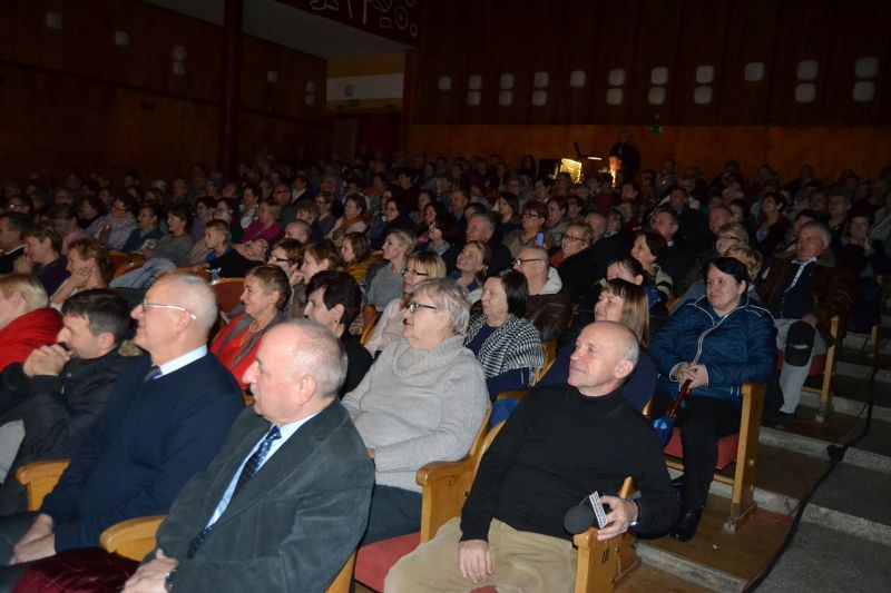 Kolneńskie dziewczyny z plusem na wsi. Tradycyjnie sala widowiskowa pękała w szwach