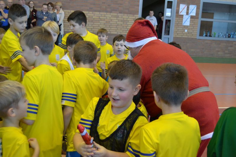 Mikołaj obserwował młodych piłkarzy. Była rywalizacja sportowa, ale i dobra zabawa