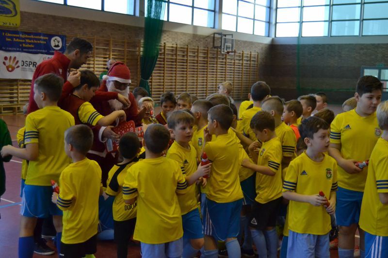 Mikołaj obserwował młodych piłkarzy. Była rywalizacja sportowa, ale i dobra zabawa