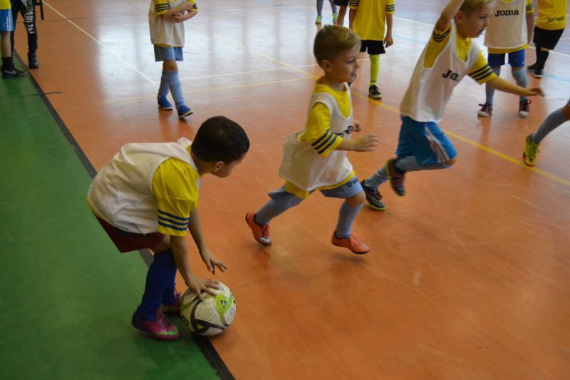Mikołaj obserwował młodych piłkarzy. Była rywalizacja sportowa, ale i dobra zabawa