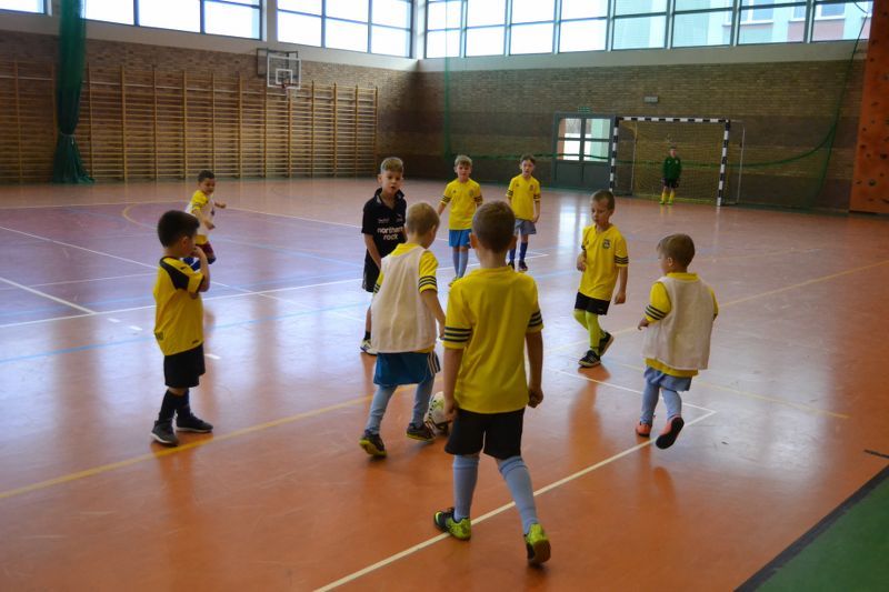 Mikołaj obserwował młodych piłkarzy. Była rywalizacja sportowa, ale i dobra zabawa
