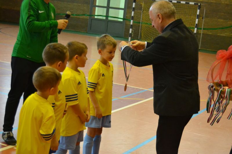Mikołaj obserwował młodych piłkarzy. Była rywalizacja sportowa, ale i dobra zabawa