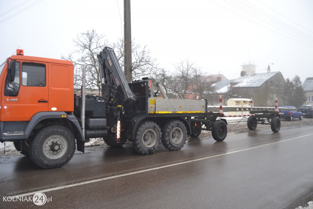 Uderzył w słup elektryczny