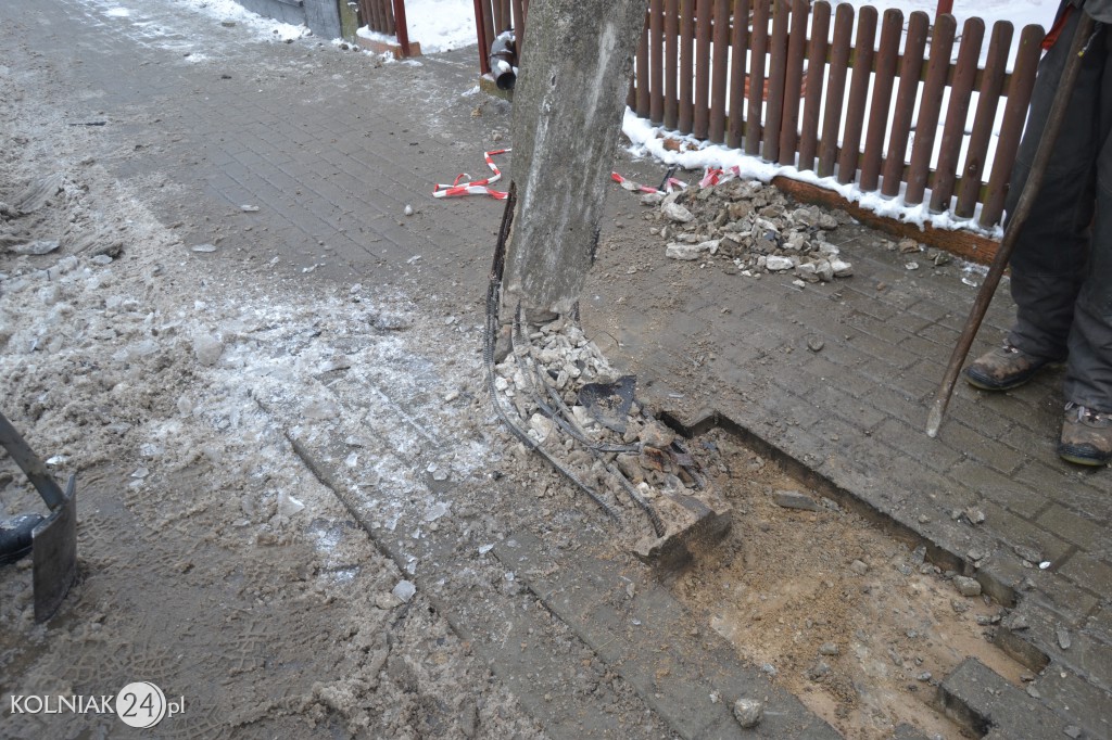 Uderzył w słup elektryczny