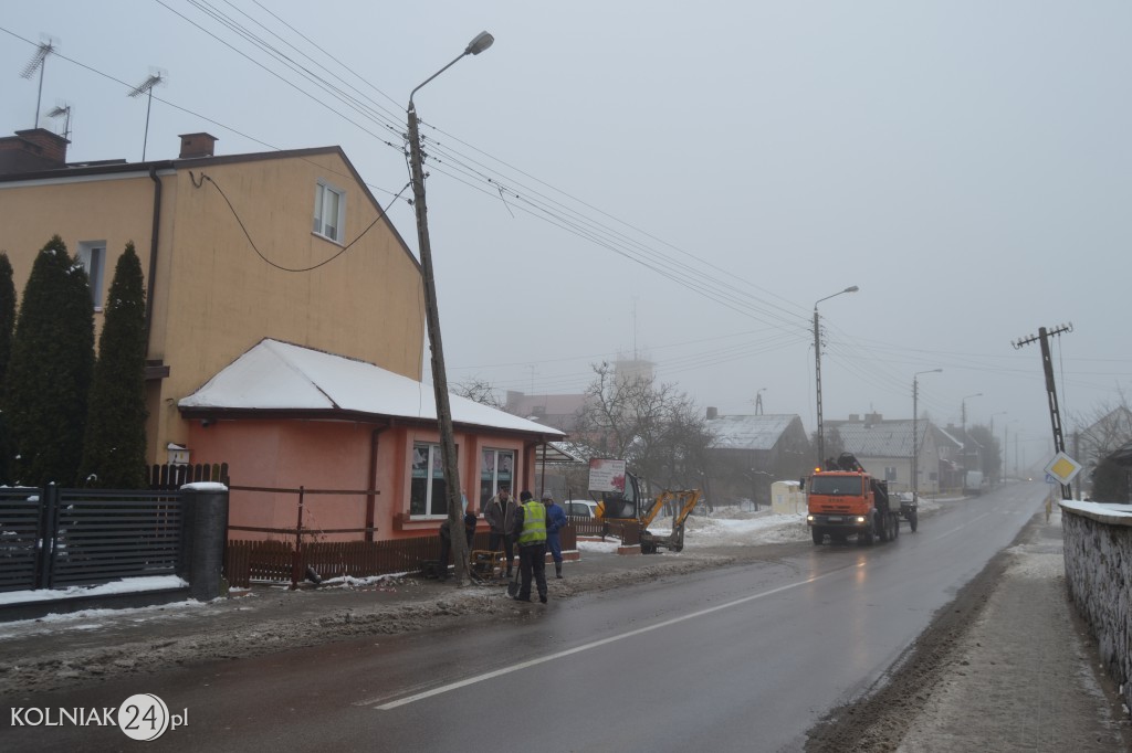 Uderzył w słup elektryczny