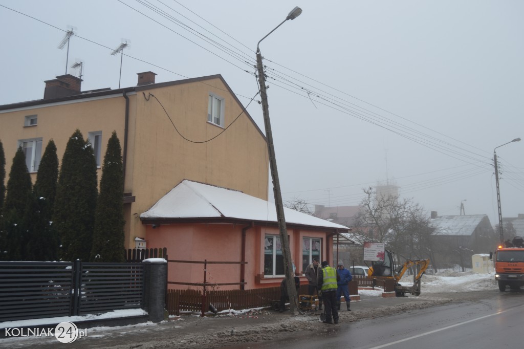 Uderzył w słup elektryczny