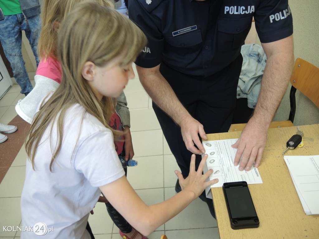 Noc bibliotek z mundurem