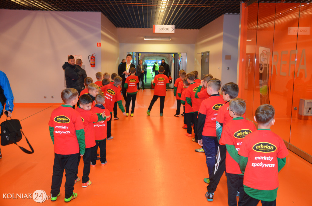 Zawodnicy Orła Kolno asystowali piłkarzom Ekstraklasy