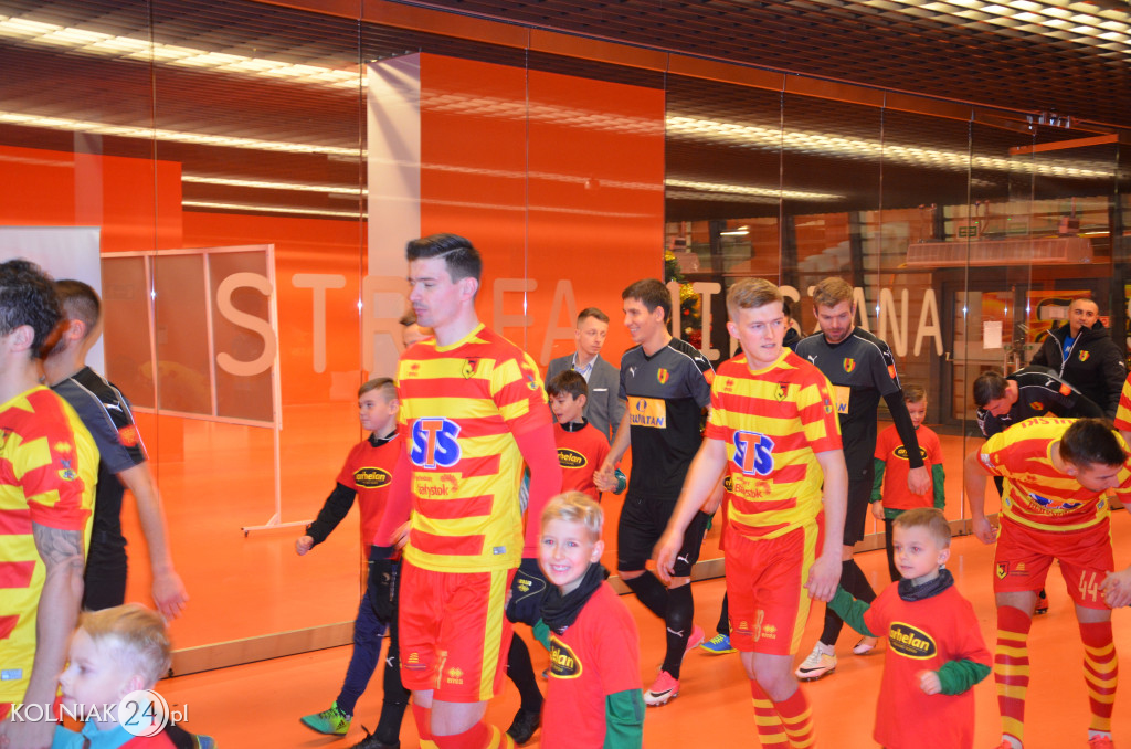 Zawodnicy Orła Kolno asystowali piłkarzom Ekstraklasy