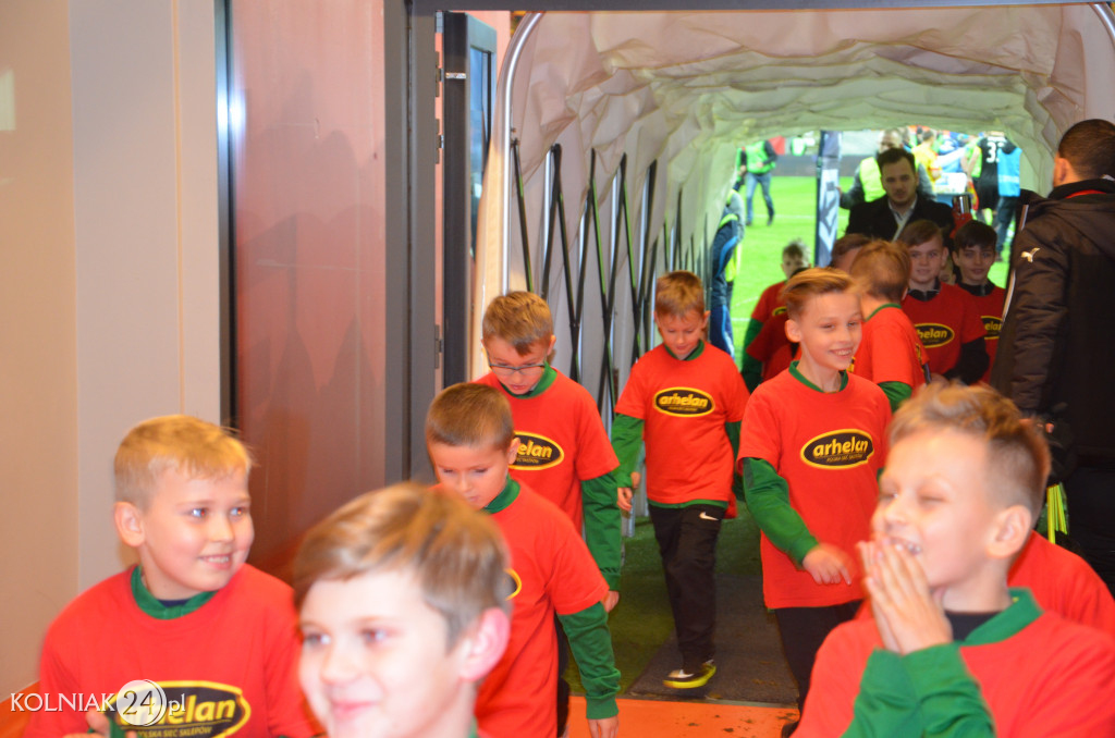 Zawodnicy Orła Kolno asystowali piłkarzom Ekstraklasy