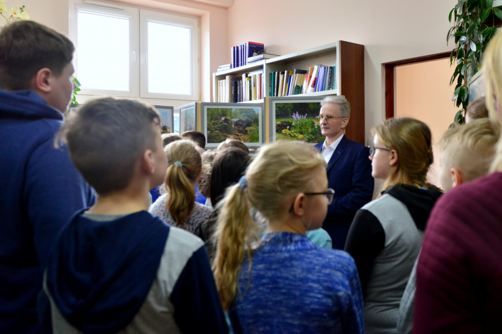 Uczniowie zwiedzają wystawę fotografii