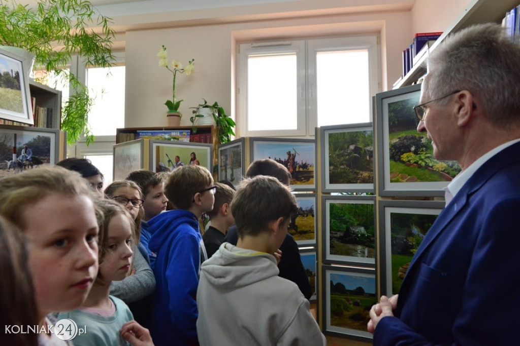 Uczniowie zwiedzają wystawę fotografii