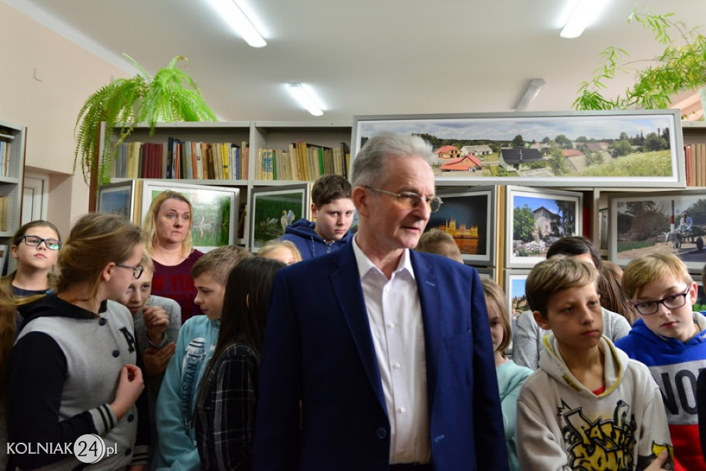 Uczniowie zwiedzają wystawę fotografii