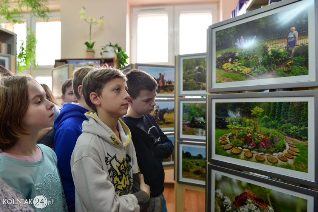 Uczniowie zwiedzają wystawę fotografii