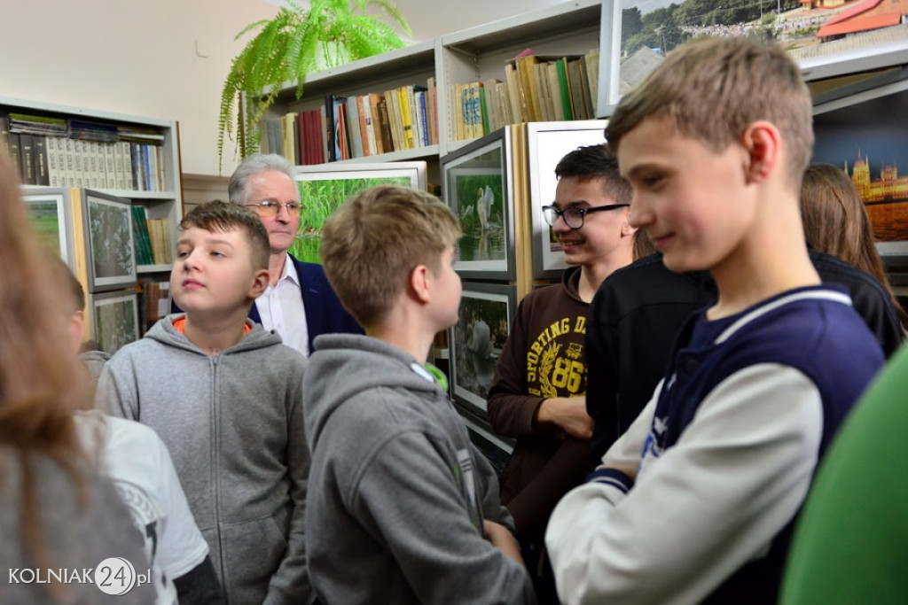 Uczniowie zwiedzają wystawę fotografii