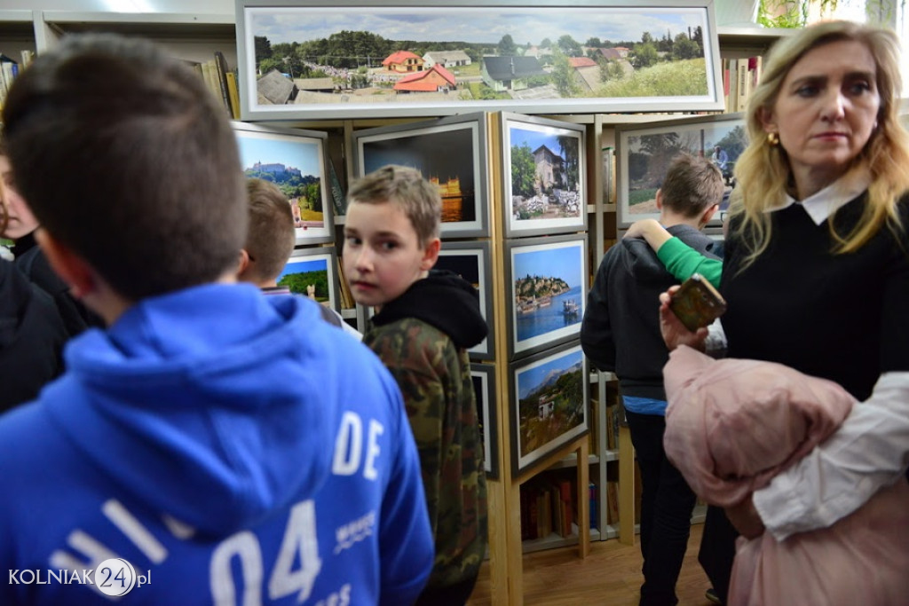 Uczniowie zwiedzają wystawę fotografii