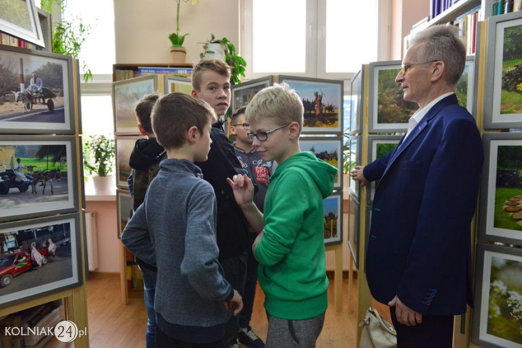 Uczniowie zwiedzają wystawę fotografii