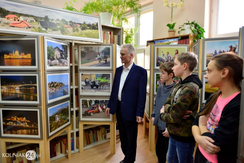 Uczniowie zwiedzają wystawę fotografii