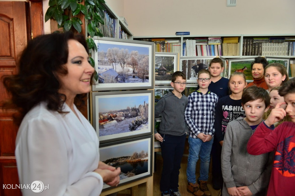 Uczniowie zwiedzają wystawę fotografii