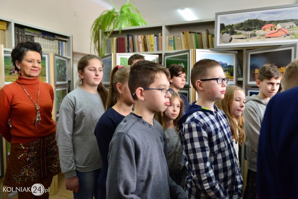 Uczniowie zwiedzają wystawę fotografii