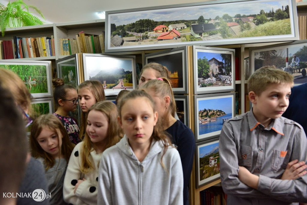 Uczniowie zwiedzają wystawę fotografii