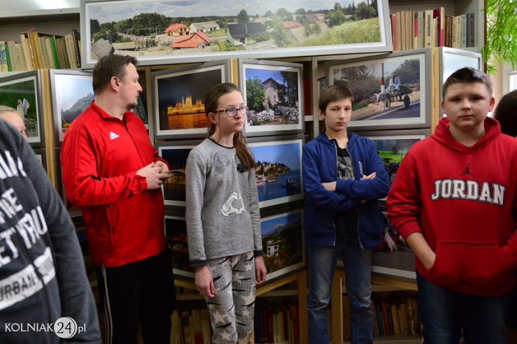 Uczniowie zwiedzają wystawę fotografii