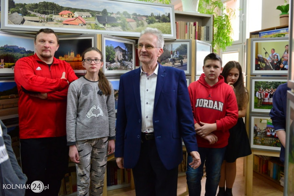 Uczniowie zwiedzają wystawę fotografii