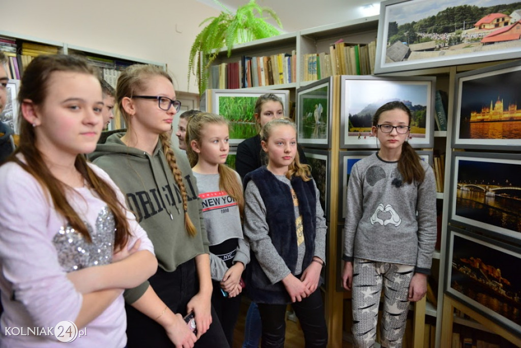 Uczniowie zwiedzają wystawę fotografii