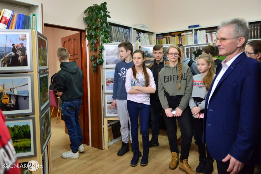 Uczniowie zwiedzają wystawę fotografii