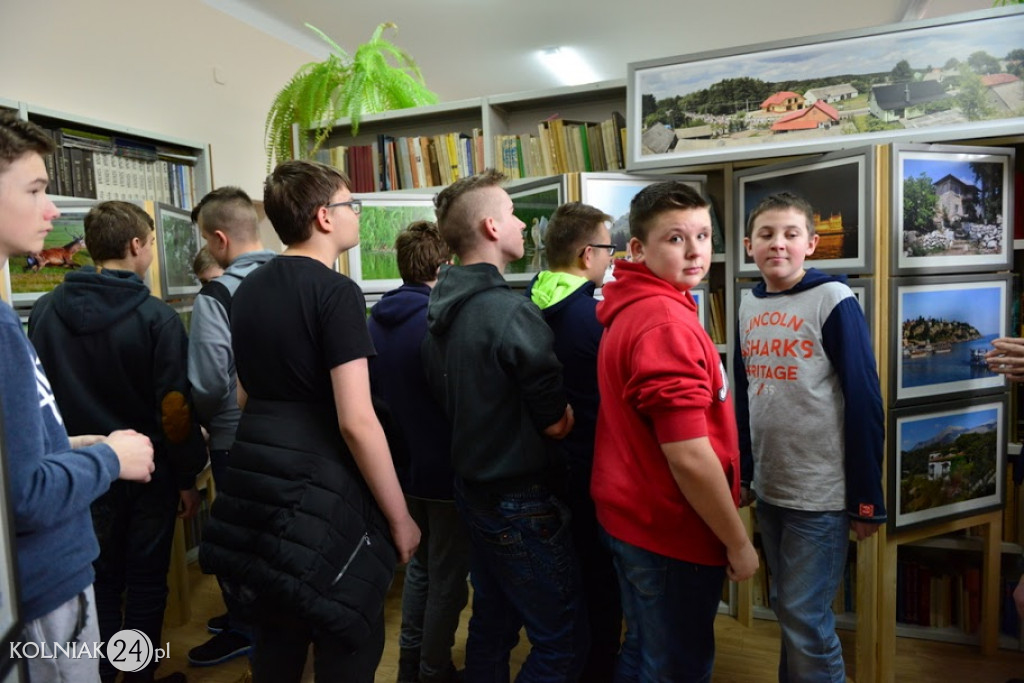 Uczniowie zwiedzają wystawę fotografii