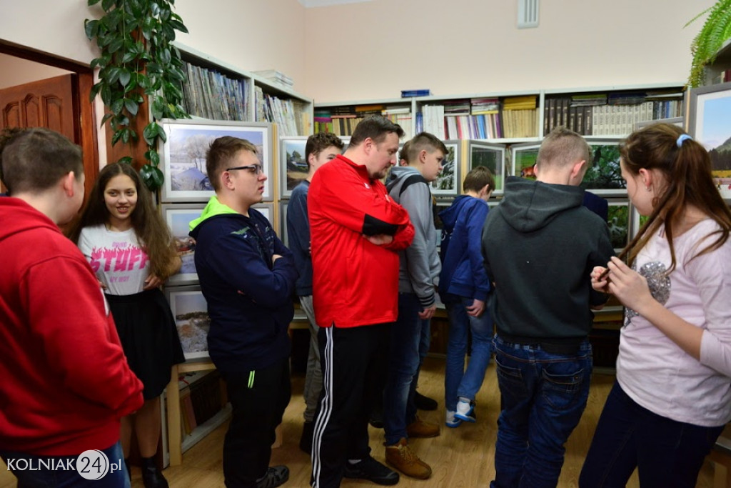 Uczniowie zwiedzają wystawę fotografii