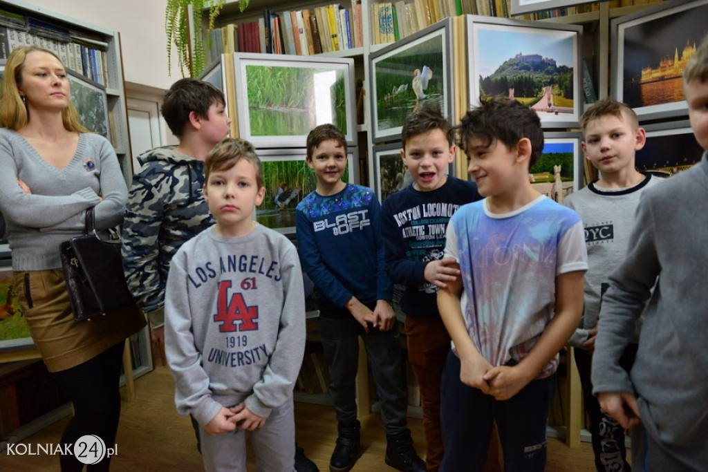 Uczniowie zwiedzają wystawę fotografii