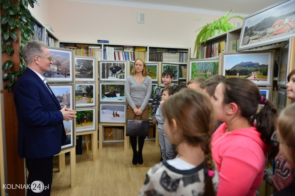 Uczniowie zwiedzają wystawę fotografii