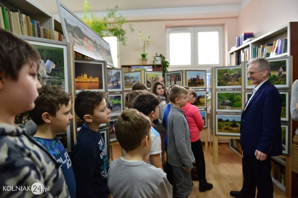 Uczniowie zwiedzają wystawę fotografii
