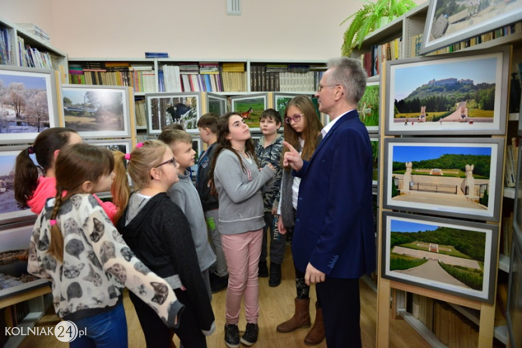 Uczniowie zwiedzają wystawę fotografii