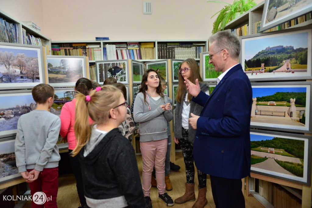 Uczniowie zwiedzają wystawę fotografii