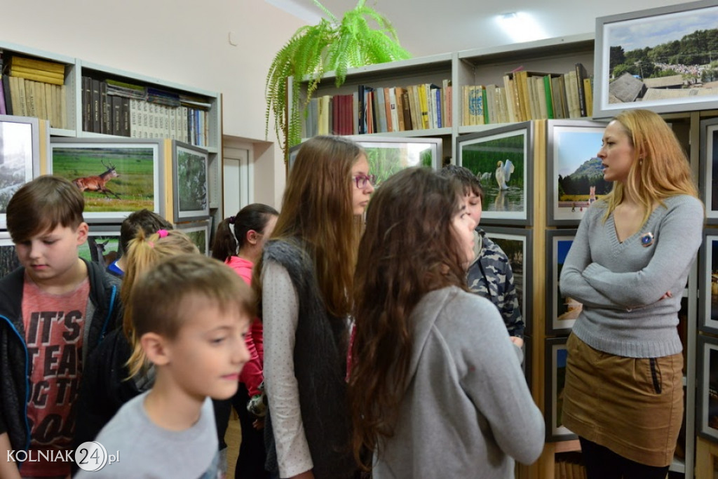 Uczniowie zwiedzają wystawę fotografii