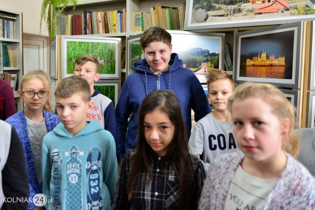 Uczniowie zwiedzają wystawę fotografii